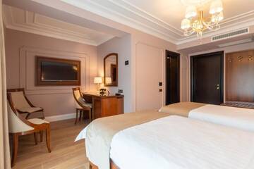 Фото номера Двухместный номер с 2 отдельными кроватями Отель Hotel Gabriela г. Вишеу-де-Сус 5