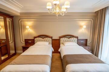 Фото номера Двухместный номер с 2 отдельными кроватями Отель Hotel Gabriela г. Вишеу-де-Сус 6